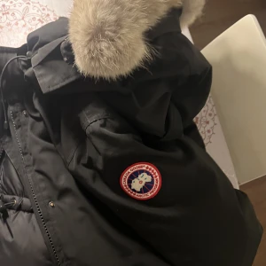 Canada goose jacka (unisex) - Min canada goose jacka som är en vinter gammal. Köpt för 8 tusen på black friday förra året.  men priset kan diskuteras absolut 💕 Den har en äkta päls också 