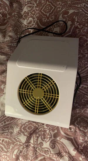 Dammsamlare gelenaglar/akryl - Säljer min helt nya ( dammuppsamlare) från missfancy. Ingår 2 påsar som fångar upp dammet efter filning. Säljet pga ingen användning.  Säljes för 400kr nypris 599kr