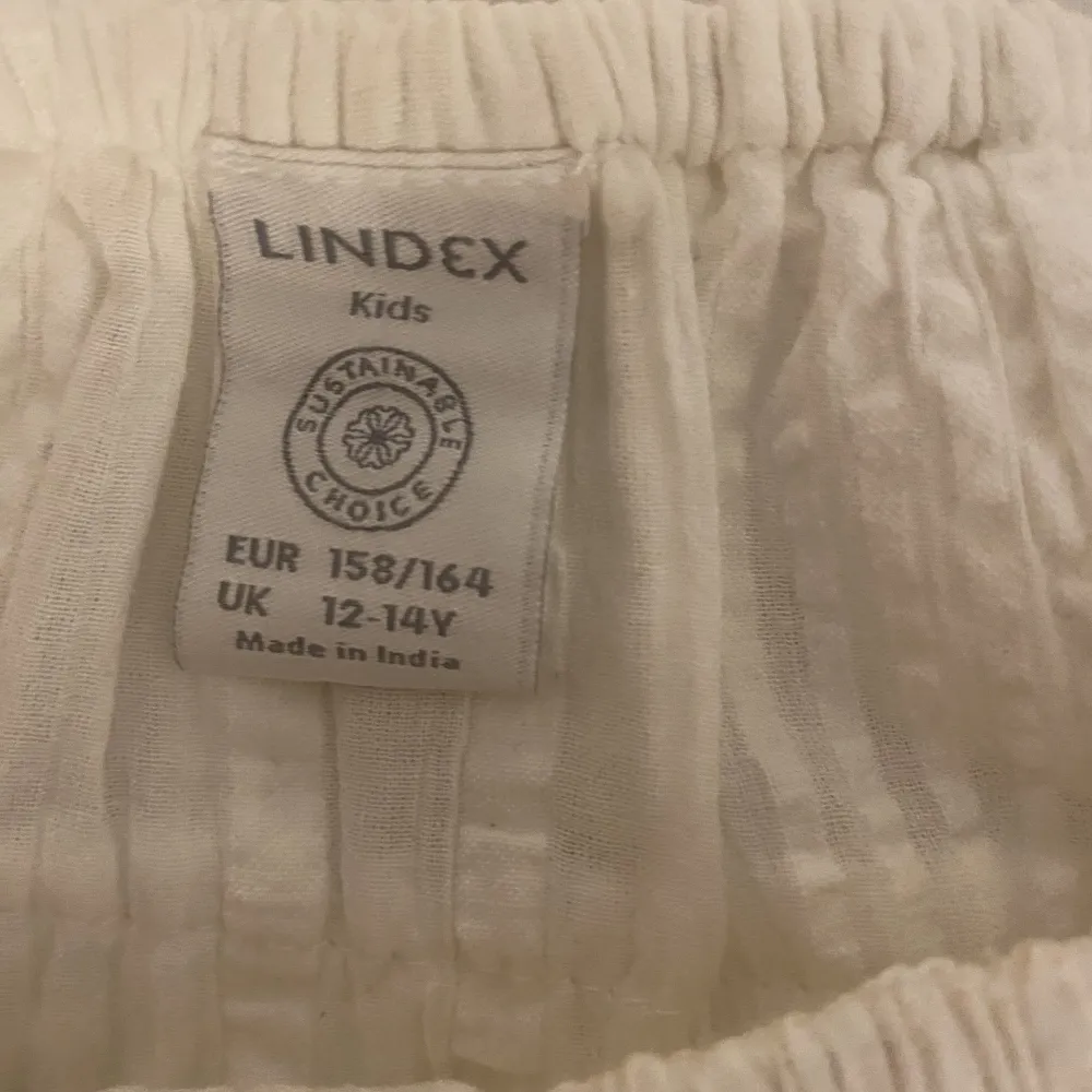 Säljer min fina tröja från Lindex, knappt använd! Lite smått genomskinlig vid magen men annars täcker den helt💕 Kan mötas upp i Jönköping eller frakta, köparen står för frakten!💕. Toppar.