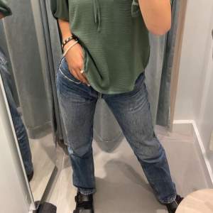 Intressekoll på mina slutsålda, mörkblå Mid Rise Jeans från Zara! Vill se vad jag kan sälja de för då jag tröttnat lite på de och har redan massa jeans i samma färg 🥰🥰