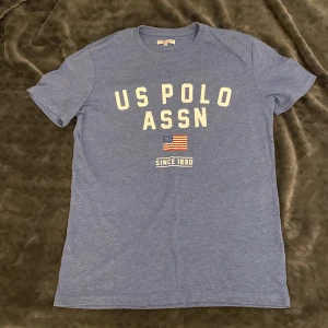 U.S. POLO ASSN. - En jätte fin t-shirt från U.s. polo assn.  Den är inprincip i nyskick, faller ej mig i smak längre drf säljs den. Köpt för ca 300kr säljer för 150kr