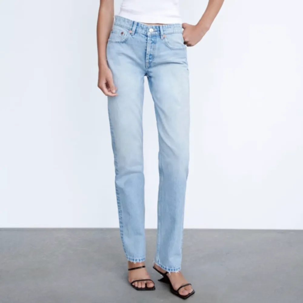 Zara jeans i midrise. Knappt använda, jätte bra skick💗. Jeans & Byxor.