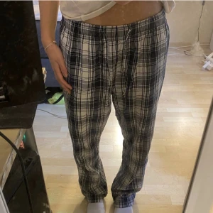 Pyjamas byxor  - Säljer dessa super fina pyjamas byxorna från hm i storlek S💓 dom är inprincip oanvända och är i skick som ny💓 