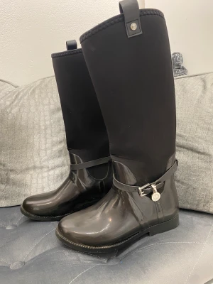 michael kors stövlar  - michael kors stövlar  Som nya använda Max 5 ggr  Storlek 37 Nypris 2499kr   Kan skicka köparen står för frakt  