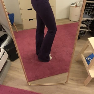 Byxor  - Lila bootcut byxor med låg midja från okänd märke