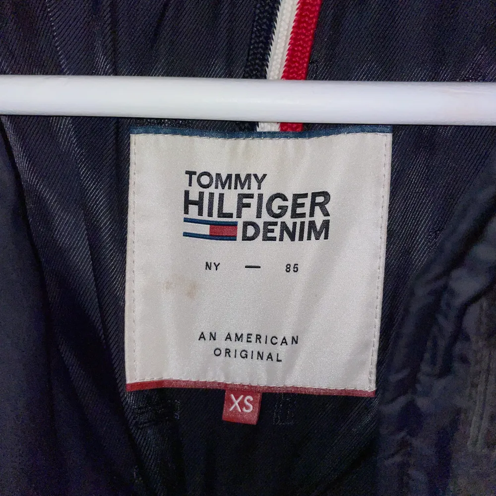 Hej, säljer min tommy hilfiger jacka för det var tjejmodel, fint skick varm nu till vintern. Lägg ett prisförslag:) orginal pris 2000kr. Jackor.