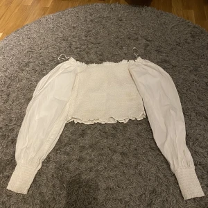 Tröja vit - Vit tröja som man antingen kan ha of shoulder eller på axlarna, med puffiga snygga ärmar från en kollektion som Gina tricot hade med Bianca ingrosso. Använd 2 gånger 