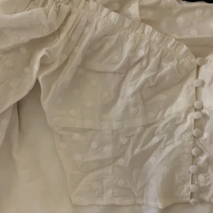 Topp från Zara  - En vit topp från Zara i storlek S💞