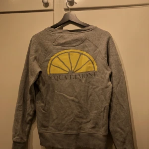 Acqua limone  - Grå sweater i stl xs. Köpt för 800kr. Knappt använd. 