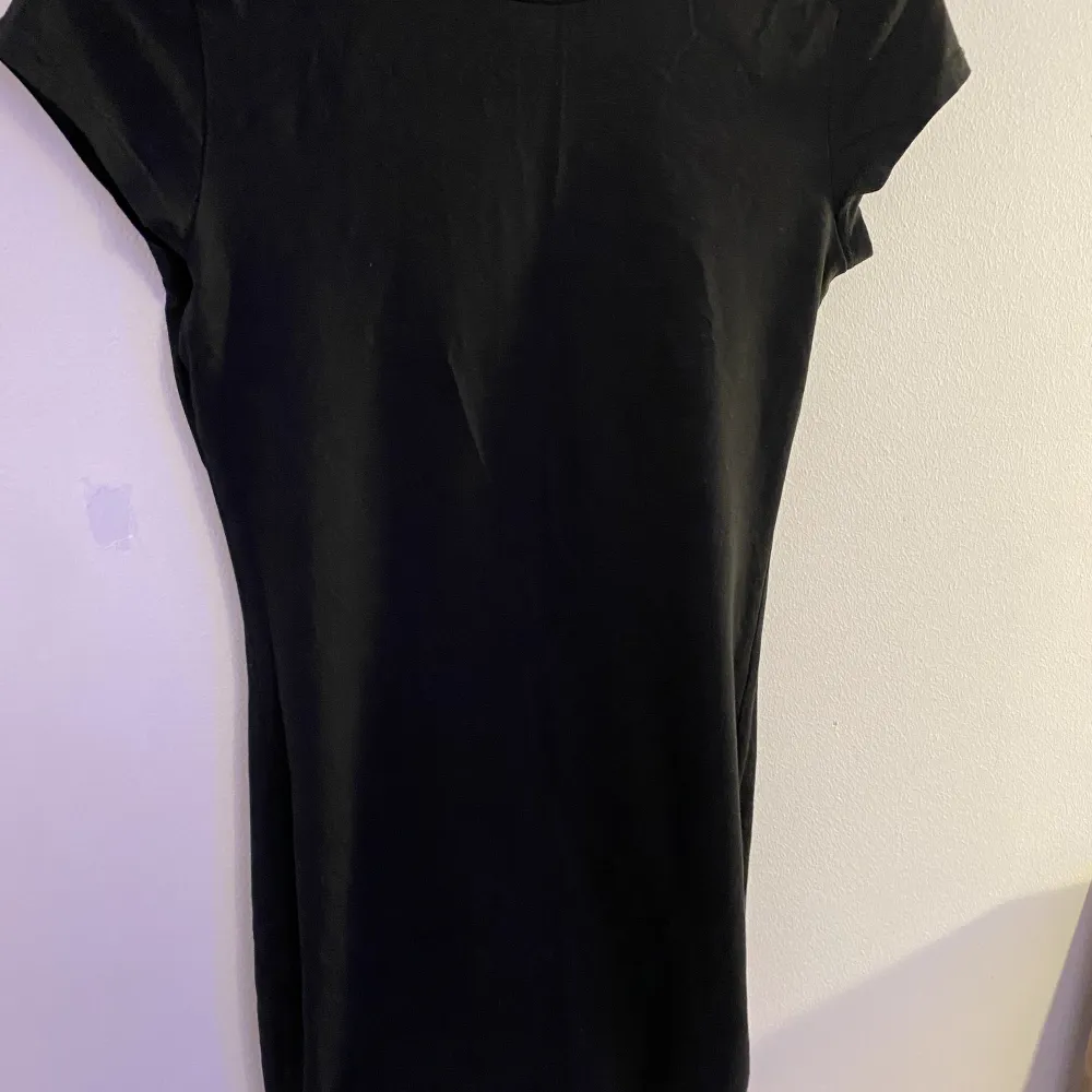 Säljer denna basic svarta klänningen från Hm som är helt oanvänd, bara tvättad. . Klänningar.
