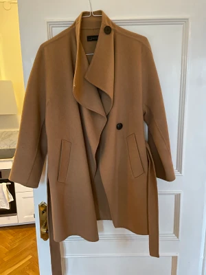 zara kappa  - Superfin ullkappa från zara i omlott modell. Kamelfärgat. 