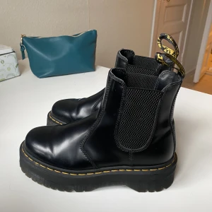 Dr martens Chelsea boots - Toppskick, nästan nyskick!! Endast använda ett par gånger då de inte passar mig i storlek tyvärr. Storlek 39. Köpta för 2500 kr ❤️‍🔥