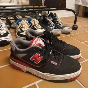 New Balance 550 - Sparsamt använda röda och svarta 550s i storlek 38. Supersnygga men kommer inte till användning!