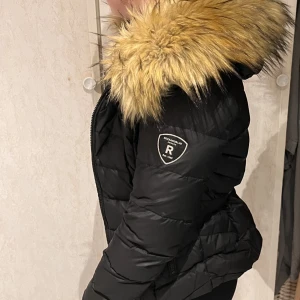 Rockandblue jacka - Supersnygg jacka från Rockandblue använd två vintrar och är i fint skick! Det ända tråkiga är att den du hänger upp den i är trasig. Säljes endast då den blivit för liten! Nypris är runt 2400
