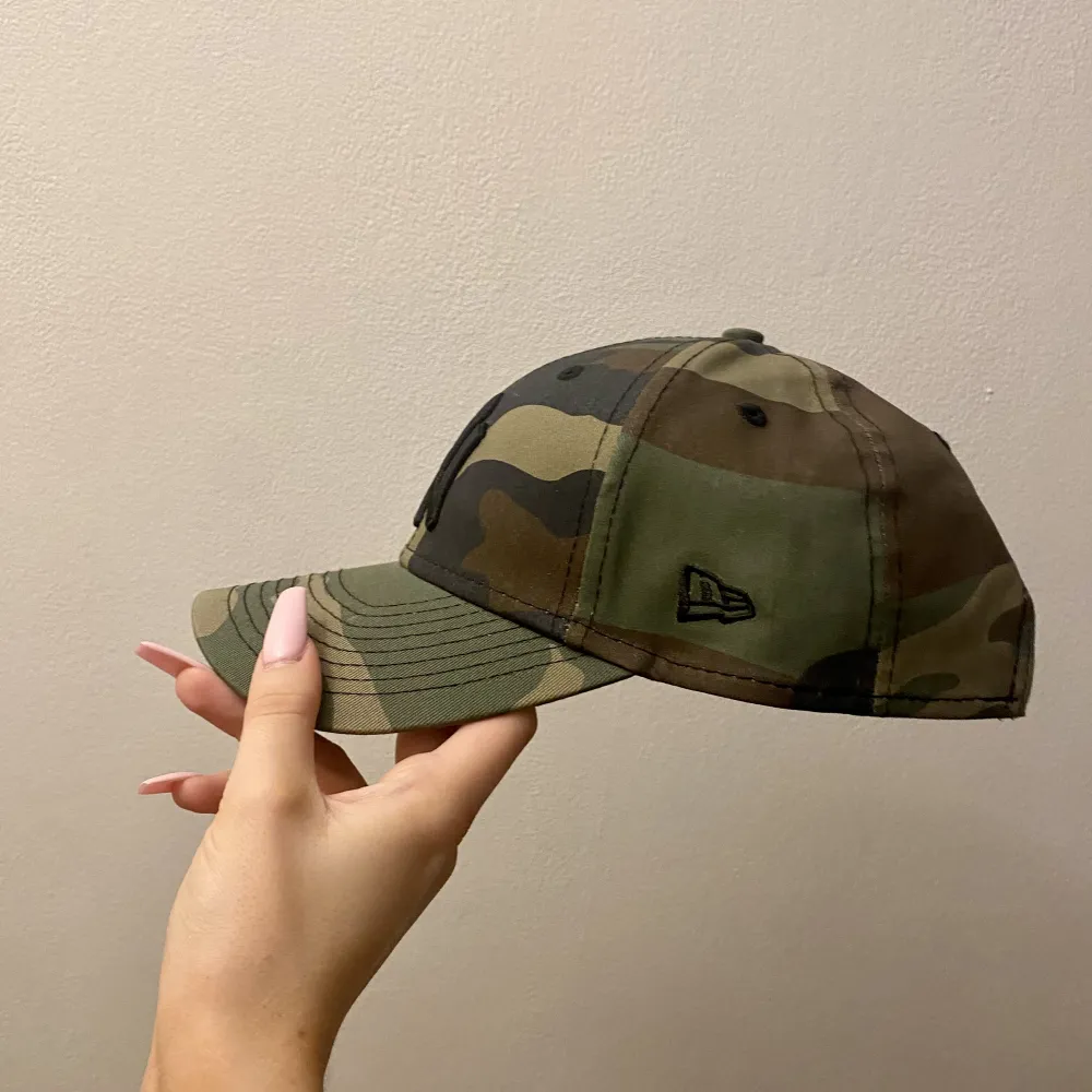 Keps från New Era i färgen militärgrön/camo! Använd max tre gånger. . Accessoarer.