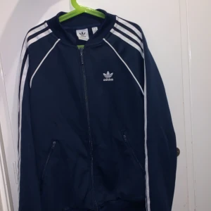 Adidas kofta - En fin adidas kofta i blå, med två främre fickor. Stlk Xs. Är i rent skick och säljer för runt 299 men kan diskuteras 💕