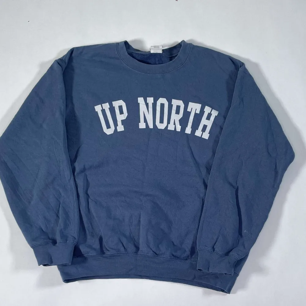 Blå Up North sweatshirt Skick: 10/10. Tröjor & Koftor.