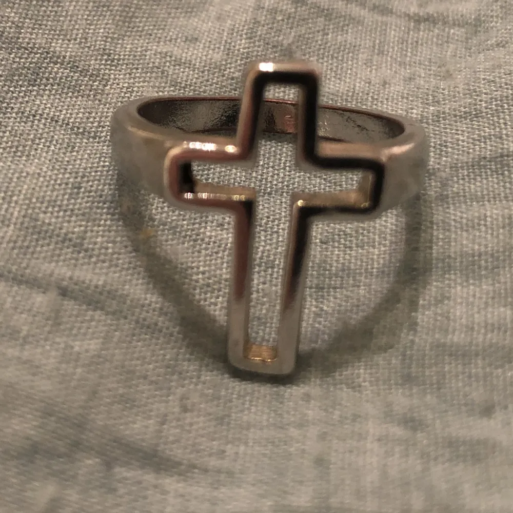 En kors ring, skulle säga att det är storlek M. Frakt 15kr. Accessoarer.