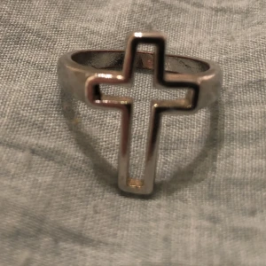 Ring - En kors ring, skulle säga att det är storlek M. Frakt 15kr