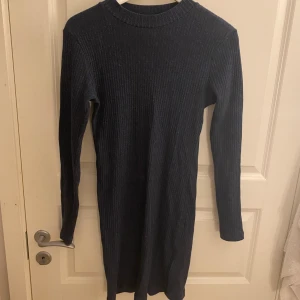 Klänning - Ribbstickad marinblå klänning, aldrig använd. Storlek 164 men passar även xs.