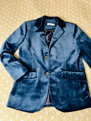 Sammet kavaj 140 - Säljer mycket fint sammet kavaj    Använd 1 gång  Mycket bra skick 