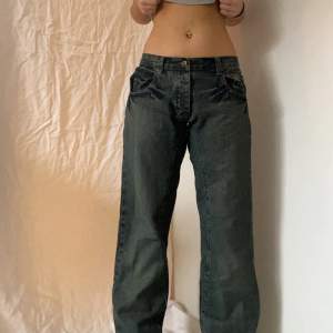 Använd gärna köp nu om du vill köpa/eller skriv till mig privat! Baggy jeans köpta secondhand Uppskattade mått:  Midja: cirka 80 Innerbenslängden: cirka 79