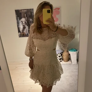 Studentklänning - INTRESSEKOLL!!!! (Buda) den snyggaste och vackraste klänningen någonsin, den är från maje i strl 40 men sydde upp den till en 36/38 ist. Så sjukt snygg och unik finns inte att köpa någonstans, gammal modell. Går att använda vid vilken occasion som helst