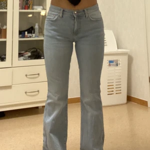 Low bootcut jeans - Jag säljer dessa superfina jeans som är använda så få gånger som är i helt perfekt skick, jag är 163 och de sitter bra på mig ❤️ de är köpta på Gina Tricot , priset kan diskuteras 