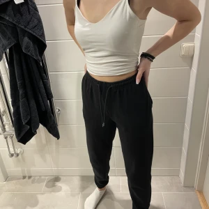 Mjukisbyxor - Ett par mjukisbyxor i storlek xs från Weekday jag är 168 och dom är bra i längden. Dom är lite använda inte slitna. Det är finnt och könt material. Köparen står för frakten.