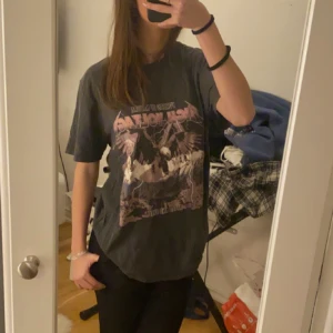 T-shirt  - Säljer denna tröjan från Gina då den aldrig används. Den är i mycket bra skick.