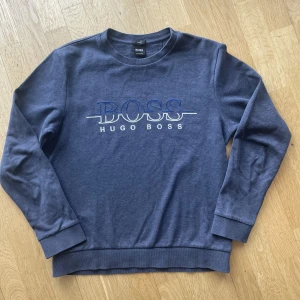 HUGO BOSS  - Fin tröja i slimfit-modell. Liten i storleken. Mer som en small. 