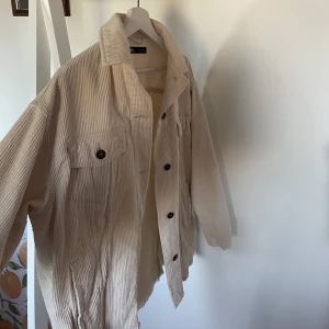 Beige Manchester jacka  - Beige Manchesterjacka från Zara 
