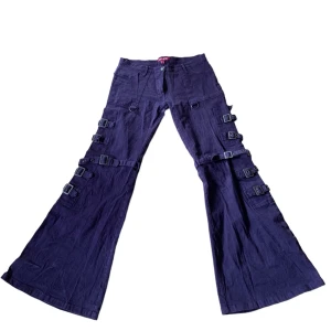 Lila byxor - Lila utsvängda byxor i fint skick. Passar mig som är 160 cm. Midja: 76 cm. Lågmidjade