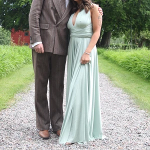 Balklänning  - Hej! Jag säljer min balklänning som jag tyvärr inte har någon användning för längre!  Den är endast använd en gång och storleken passar för dig som är S-L (jag är S) då den är extrem töjbar och superskön i materialet! Nypris: 2700 Köpare står för frakt!❤️❤️