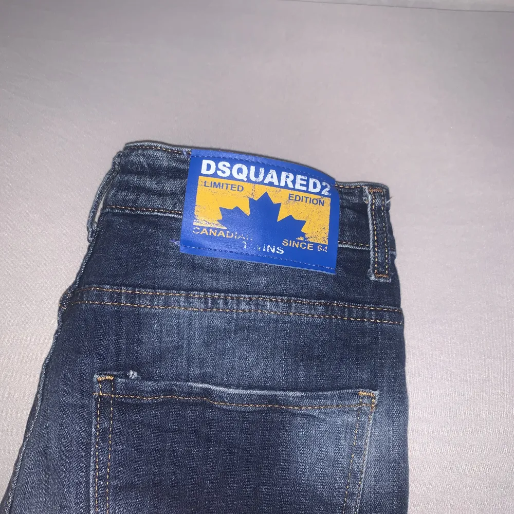 Säljer mina dsquared2 byxor i storlek 42. Inget fel med dom eller något helt nya i skicket.. Jeans & Byxor.