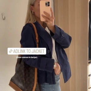 Marinblå Trenchcoat  - Säljer min helt nya trenchcoat från Monki, prislappen finns kvar! 🤍 slutsåld på hemsidan 