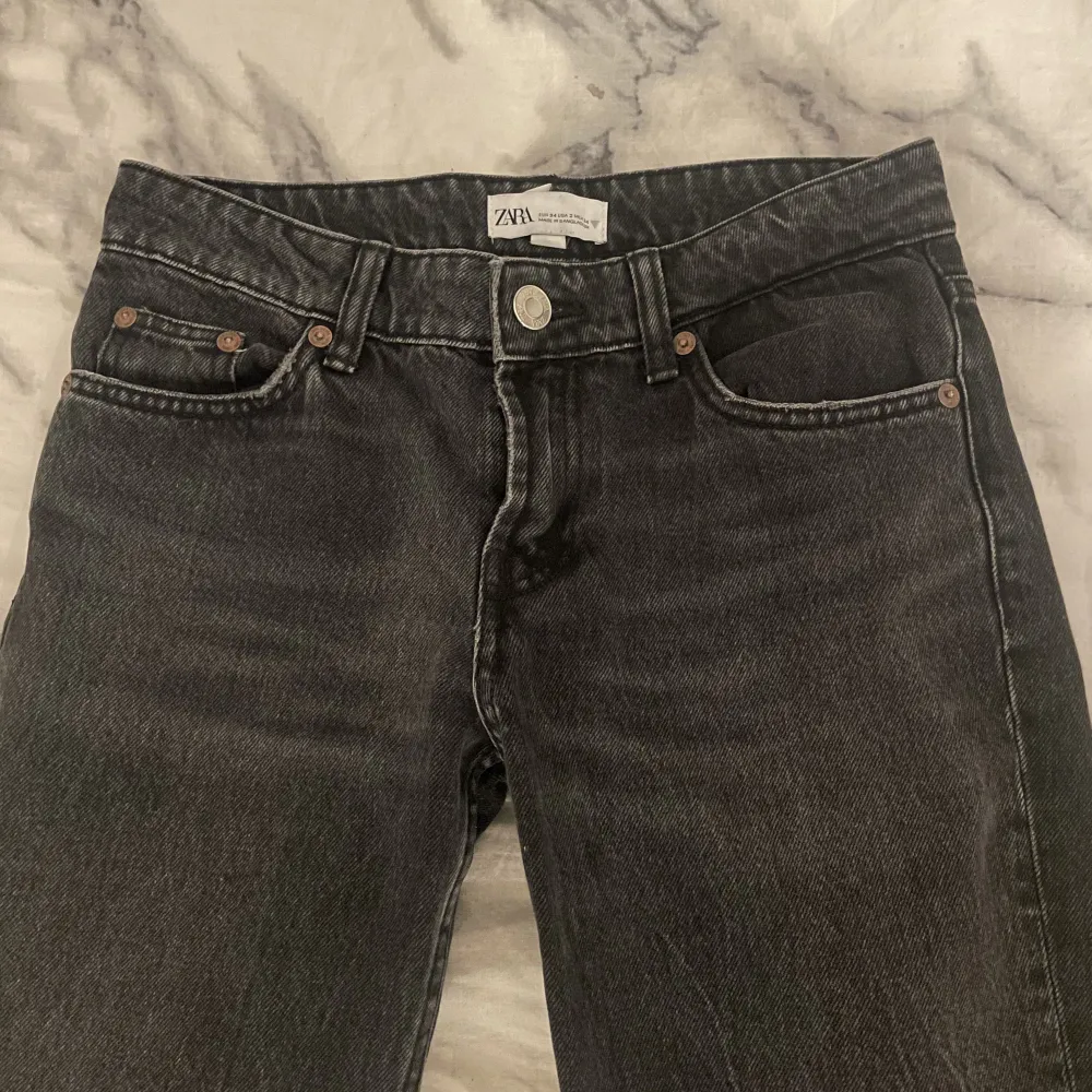 Säljer dessa snygga lågmidjade jeans från zara. Använt ett fåtal gånger. Säljer då de har blivit för korta (jag är ca 165) nypris (379kr) köparen står för frakten!💕. Jeans & Byxor.
