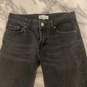 RAKA JEANS MED LÅG MIDJA - Säljer dessa snygga lågmidjade jeans från zara. Använt ett fåtal gånger. Säljer då de har blivit för korta (jag är ca 165) nypris (379kr) köparen står för frakten!💕