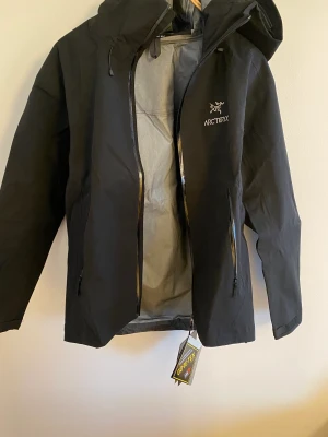 Arcteryx jacka - Helt ny beta ar arcteryx vindjacka. Nyskick Mått: Arm=56cm Arm till midja= 51 cm
