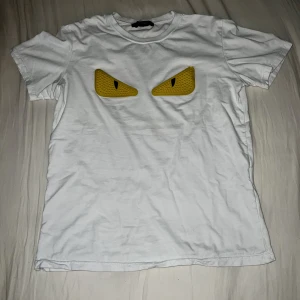 Fendi monster eye - Säljer nu min sällsynta Fendi monster eyes t-shirt! Den är i Storlek Medium men passar även dom som använder storlek S som jag!  Denna T-shirt går inte att köpa ny längre därav (sällsynt)   T-shirten är i nyskick  