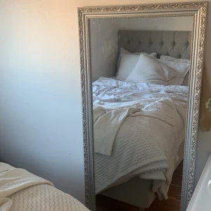 Spegel - Denna spegeln är ganska ny den ha ringa repor där framme, den är i bra sick, man kan ha den på marken eller hänga upp den på väggen med repet den ha bakom sig, vill bli av med den eftersom jag fick en ny köpte den för 800kr