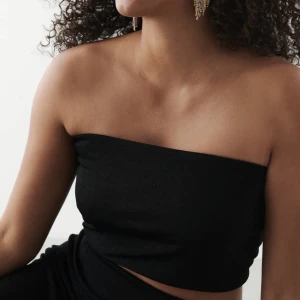 Svart tub topp - Svart tub/bandau topp från Gina tricot i storlek M, säljes då den är för liten vid bysten (har G-H för referens)