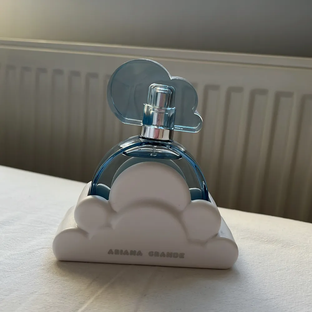 En jättegod parfym från Ariana Grande. Den heter cloud och är 30 ml. Original pris runt 499kr. Knappt använd. Tagit högst 10 sprut ungefär. . Övrigt.