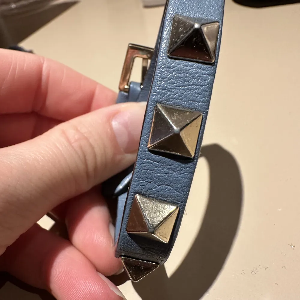 Valentino armband i fin blå färg! . Accessoarer.