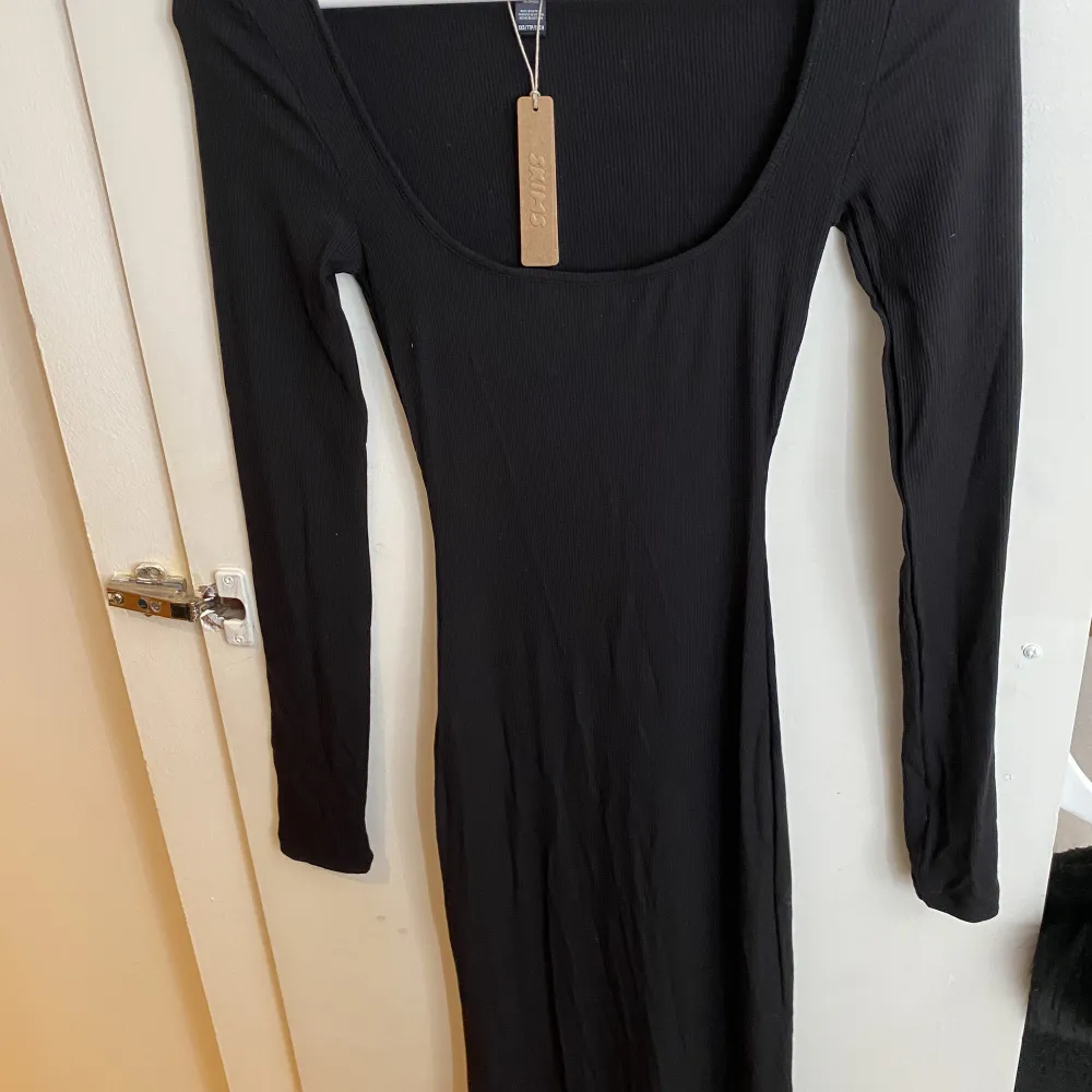 Helt oanvänd skims klänning ”soft lounge long sleeve dress” Storlek xxs, passar både en xs-s Ny pris 995. Klänningar.