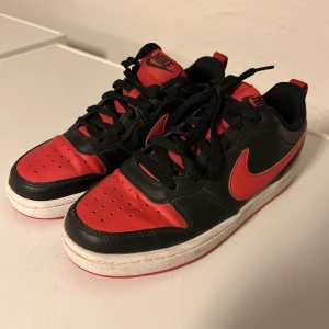 Nike sneakers  - Rödsvarta Nike skor i storlek 36. Använda fåtal gånger då de blev försmå snabbt. Köpta från Zalando för ca 1 år sedan. 
