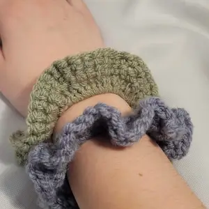 Handgjorda scrunchies av akrylgarn. Perfekt för att sätta upp håret med, men kan också användas till snygga armband. Finns i grön och blå, andra färger kan fixas på beställning. Priset är per styck.