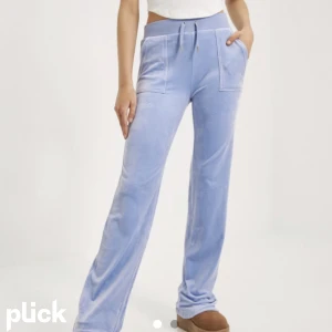 Juicy Couture  - Ett par fina juicy byxor i väldigt bra skick, sparsamt använda.  Blå färg, fickor.  Sista bilden är min egen, jag är 178cm lång.  Pris kan diskuteras