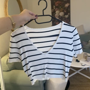 Vit och svartrandig croptop - Vit och svart croptop. Väldigt fin till sommaren. 
