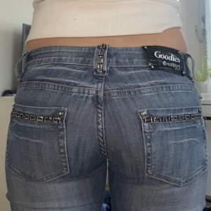 ⚠️passa på att köpa vi köp nu på lördag eller söndag då Plick bjuder på frakten⚠️Säljer mina skitsnygga lågmidjade jeans med detaljer på bakfickorna🙌Små defekter på ena fickan (bild 3) Midjemått: 81cm innerbenslängd: 80cm. Skriv för fler bilder💗